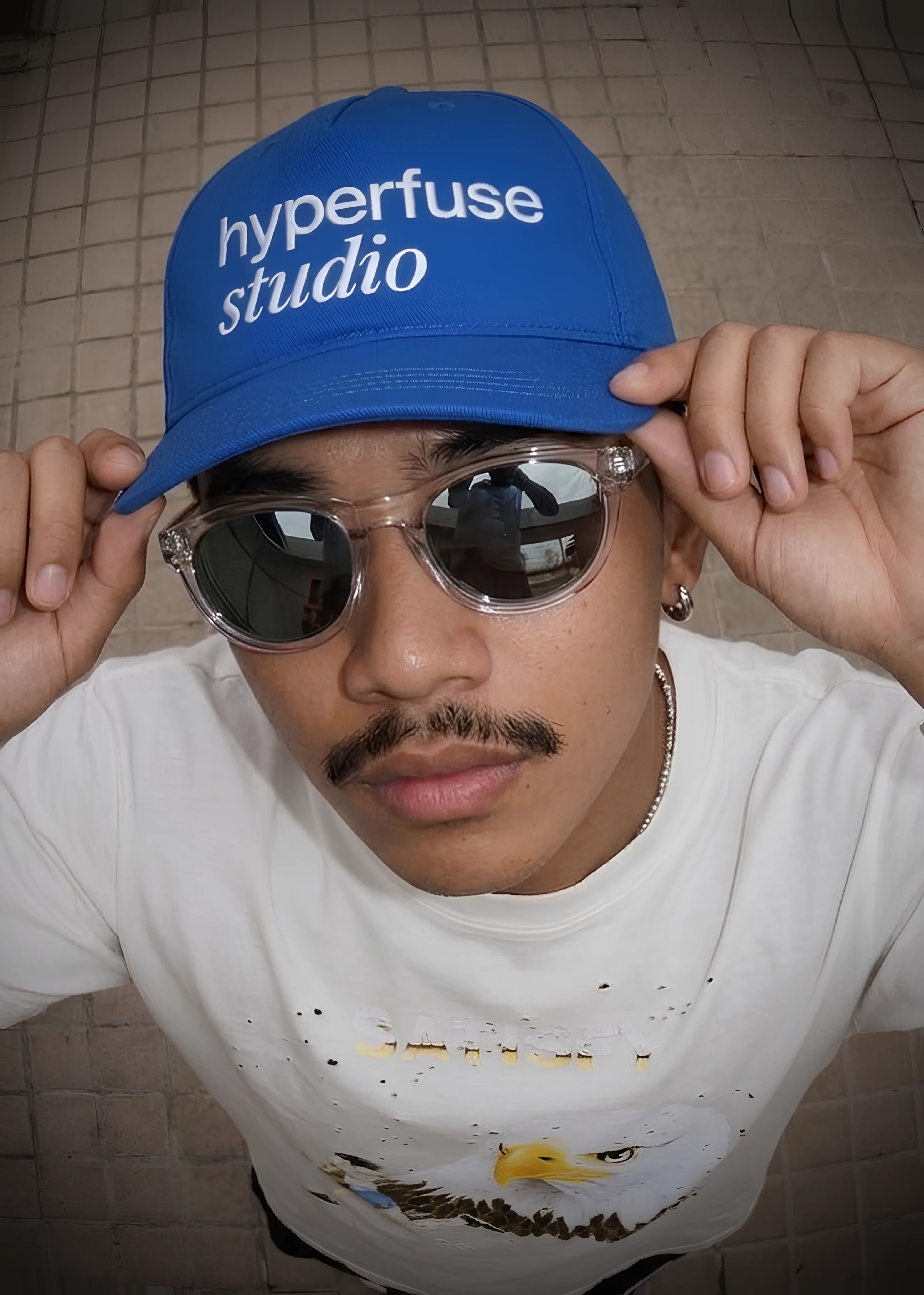 model blue hat